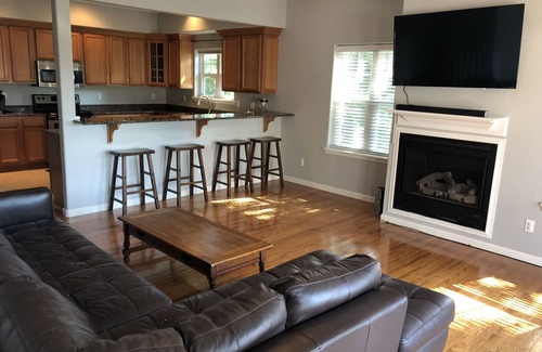Northeast Virginia Beach Casa | Encantadora casa frente al mar, distrito de Vibe, centro de convenciones Executive Townhouse