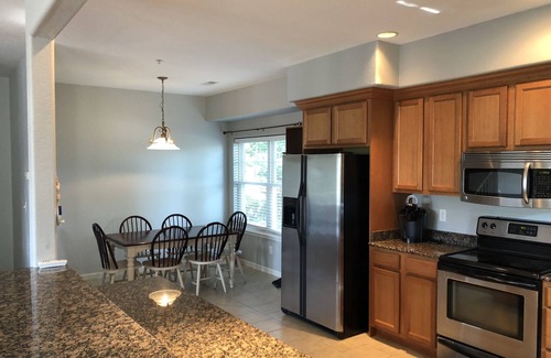 Northeast Virginia Beach Casa | Encantadora casa frente al mar, distrito de Vibe, centro de convenciones Executive Townhouse