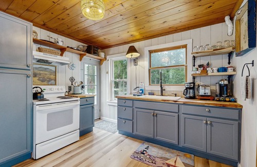 Mac Mahan Casa | Charming Oceanfront Home with Stunning Water Views and Wifi