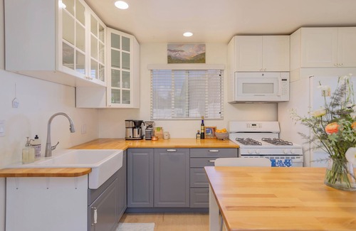 Meiners Oaks Casa | Charming Ojai bungalow in great location with mountain views!