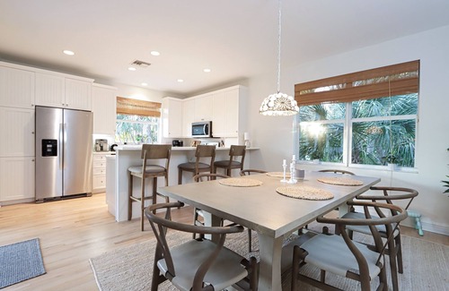Beachview Country Club Estates Casa | Charming Old Florida Style Vacation Rental Home - Sanibel Fitz You
