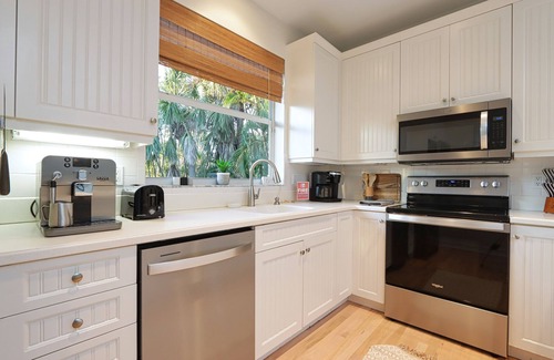 Beachview Country Club Estates Casa | Charming Old Florida Style Vacation Rental Home - Sanibel Fitz You