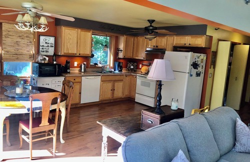 Omena Chalet De Esquí | Charming Omena house. Close to beach, Suttons Bay, Northport. Fire pit. A/C.