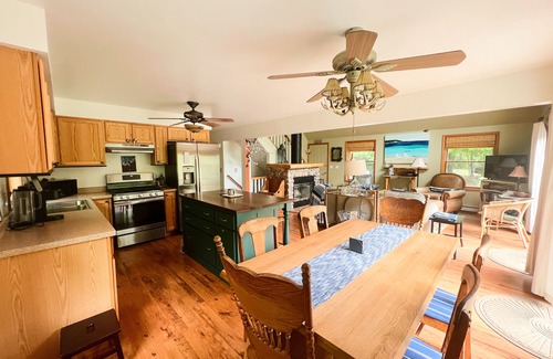 Omena Chalet De Esquí | Charming Omena house. Close to beach, Suttons Bay, Northport. Fire pit. A/C.