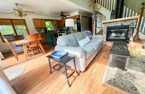 Omena Chalet De Esquí | Charming Omena house. Close to beach, Suttons Bay, Northport. Fire pit. A/C.