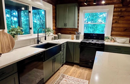 Bowling Green Cabina | Charming One-Of-A-Kind Log Cabin with Space for Everyone!