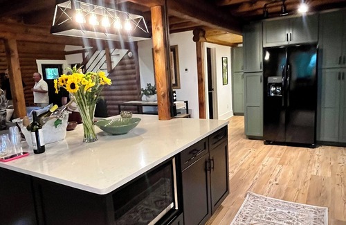Bowling Green Cabina | Charming One-Of-A-Kind Log Cabin with Space for Everyone!