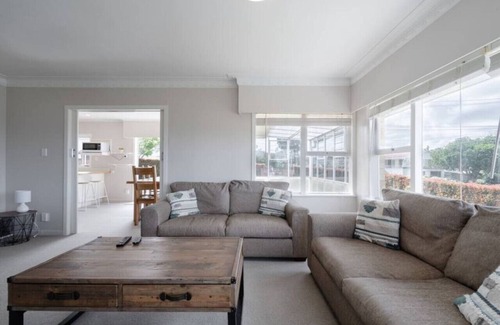 Greenlane - Ellerslie Casa | Charming One Tree Hill House by Furnished Rentals
