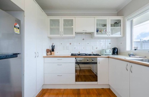 Greenlane - Ellerslie Casa | Charming One Tree Hill House by Furnished Rentals