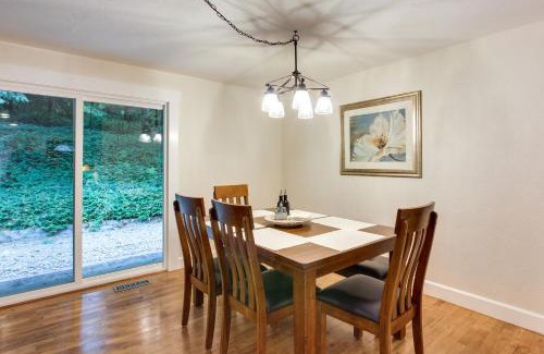 Thurston Casa | Charming Oregon Home with Private Pickleball Court!