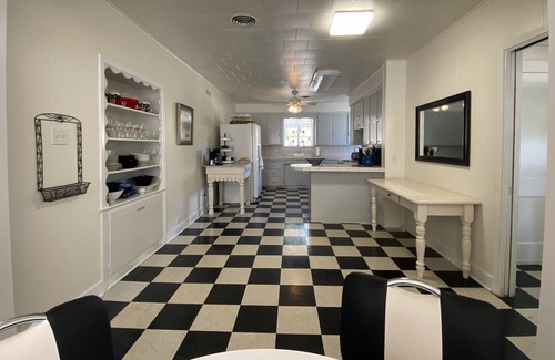 Brenham Casa | Charming original 1940's home in the heart of downtown Brenham