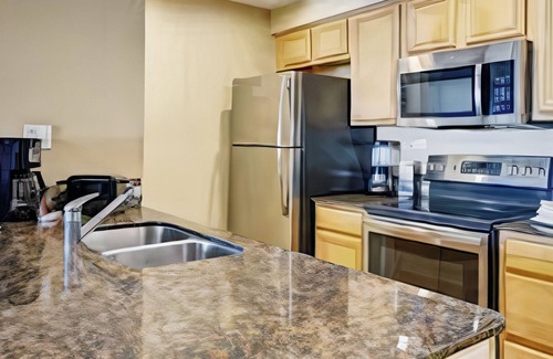 West Kissimmee Complejo | Charming Orlando resort with pools, outdoor fun, dining & recreation pavilion.