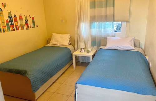 Oroklini Cama Y Desayuno | Charming Oroklini Penthouse with Ocean Views and Private Parking