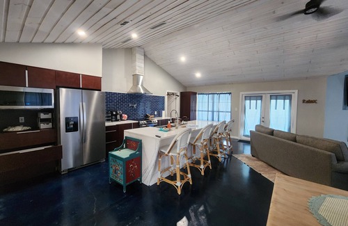 Flour Bluff Casa | Charming Oso Bay waterfront 3bdrm house WiFi AC Pool near Padre Island Beaches