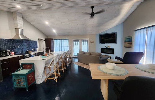 Flour Bluff Casa | Charming Oso Bay waterfront 3bdrm house WiFi AC Pool near Padre Island Beaches