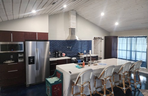 Flour Bluff Casa | Charming Oso Bay waterfront 3bdrm house WiFi AC Pool near Padre Island Beaches
