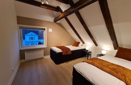 Stavanger Apartamento | Charming Penthouse Near City Center, 2-BR, King Bed,