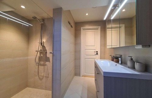 Stavanger Apartamento | Charming Penthouse Near City Center, 2-BR, King Bed,