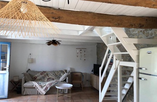 Combrit Casa | PANTY CON ENCANTO EN JARDÍN CERRADO DE 500m2 en callejón sin salida, en paz.