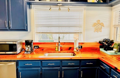 Atlantic Beach Cabaña | Charming Pet-Friendly Cottage in beautiful Atlantic Beach with AC, WiFi