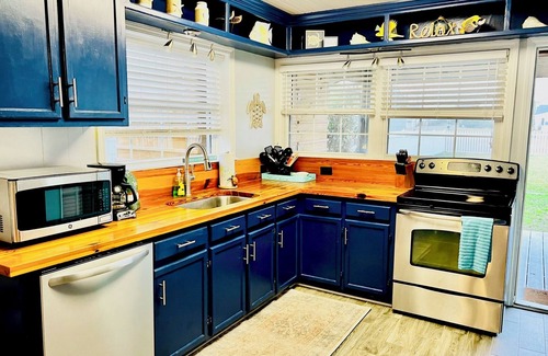 Atlantic Beach Cabaña | Charming Pet-Friendly Cottage in beautiful Atlantic Beach with AC, WiFi