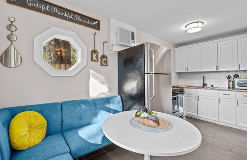 South Hyde Park Apartamento | Charming Pet Friendly Retreat!