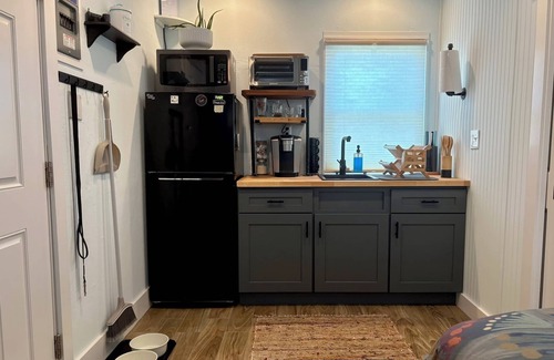 Rodanthe Apartamento | Charming pet friendly studio 350 feet away from the Rodanthe Pier and the beach.
