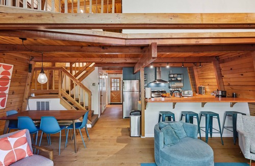 Strawberry Cabina | Charming Pinecrest Cabin w/ Private Deck