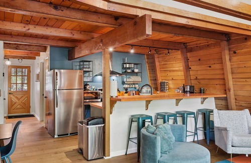 Strawberry Cabina | Charming Pinecrest Cabin w/ Private Deck