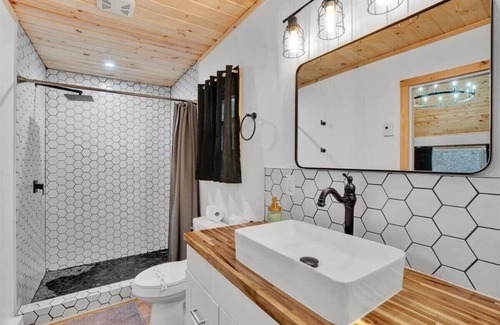 Canadensis Hotel | Charming Pocono Modern | Firepits | Pickleball!