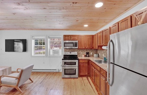 Buck Hill Falls Apartamento | Charming Pocono Boutique | Firepits | Pickleball