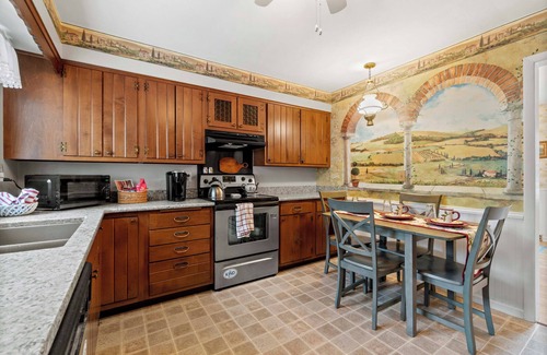 Erie Casa | Charming Presque Isle Home w/Lake Access