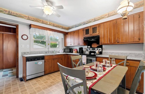 Erie Casa | Charming Presque Isle Home w/Lake Access