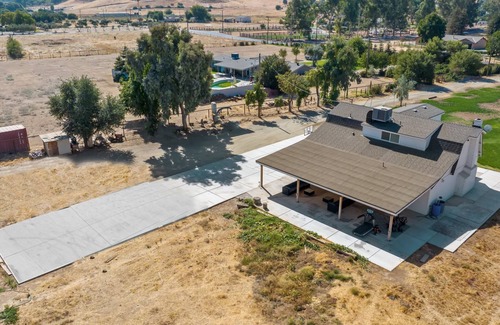 Exeter Casa | Charming Private 3-bedroom farmhouse to Sequoias National Park