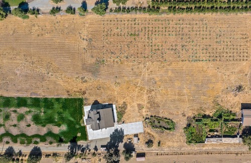 Exeter Casa | Charming Private 3-bedroom farmhouse to Sequoias National Park