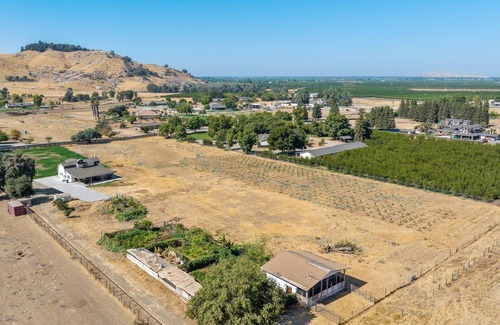Exeter Casa | Charming Private 3-bedroom farmhouse to Sequoias National Park