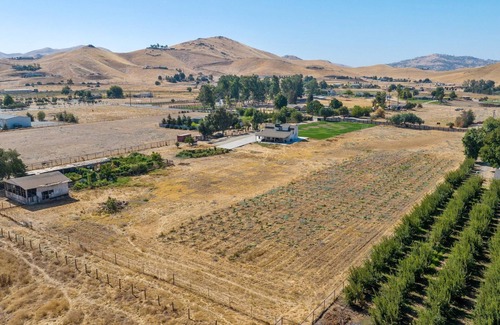 Exeter Casa | Charming Private 3-bedroom farmhouse to Sequoias National Park