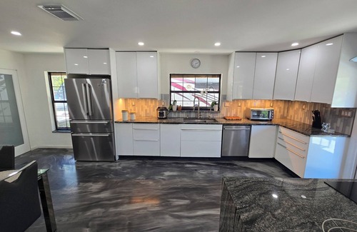 Desoto Lakes Casa | Charming private 4-bedroom estate on over 1 acre of land.