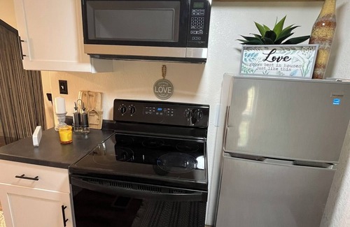Lee's Summit Casa | Charming private bungalow hideaway in delightful Downtown Lee's Summit with AC