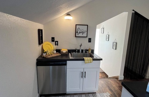 Lee's Summit Casa | Charming private bungalow hideaway in delightful Downtown Lee's Summit with AC