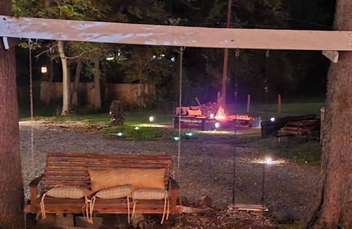 Lee's Summit Casa | Charming private bungalow hideaway in delightful Downtown Lee's Summit with AC