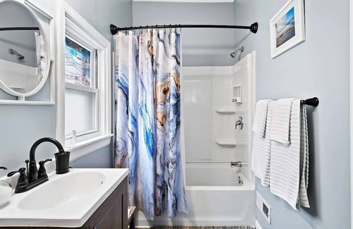 Detroit - Shoreway Apartamento | Charming Private Studio in Gordon Square with Direct Path to Edgewater Beach.