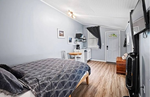 Detroit - Shoreway Apartamento | Charming Private Studio in Gordon Square with Direct Path to Edgewater Beach.