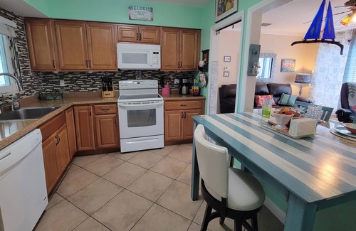 St. Petersburg - Clearwater Casa | Pink Flamingo 2bdrm suite / cocina / patio cercado / bicicletas