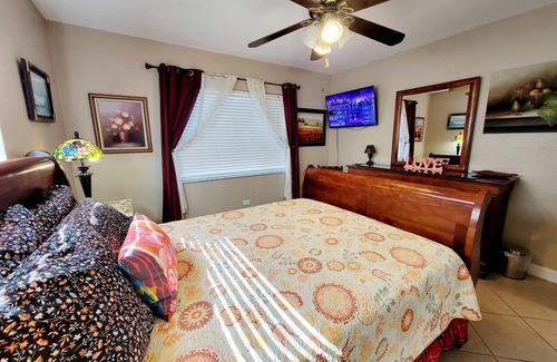 St. Petersburg - Clearwater Casa | Pink Flamingo 2bdrm suite / cocina / patio cercado / bicicletas