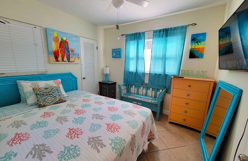St. Petersburg - Clearwater Casa | Pink Flamingo 2bdrm suite / cocina / patio cercado / bicicletas