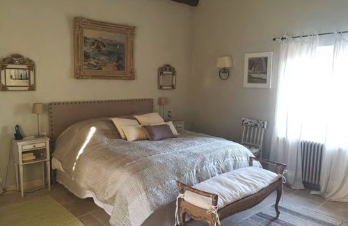 Menerbes Otro | Charming Provençale farmhouse for rent in the middle of Lubéron National Park.