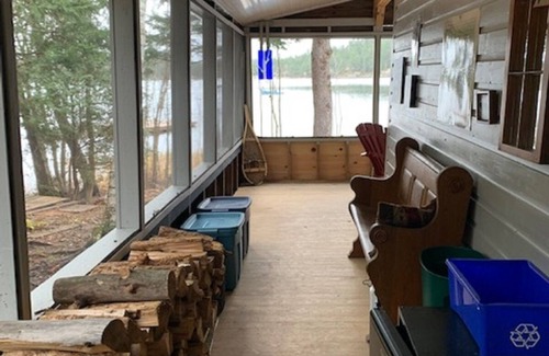 West Nipissing Cabina | Charming, quiet & rustic cabin on the French River with enclosed porch and deck