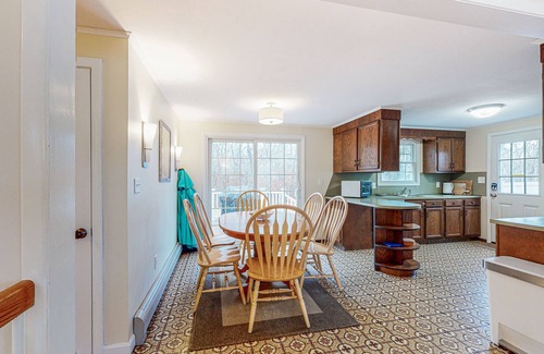 East Harwich Casa | Charming ranch home with fast WiFi, central air conditioning, & a washer/dryer
