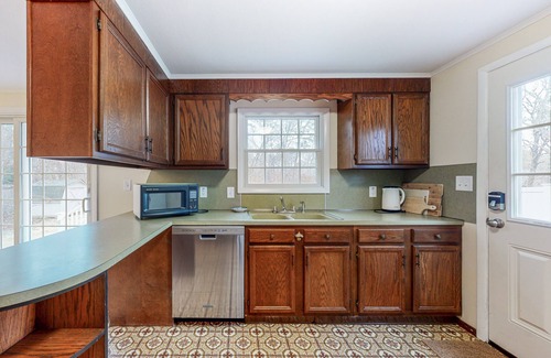 East Harwich Casa | Charming ranch home with fast WiFi, central air conditioning, & a washer/dryer